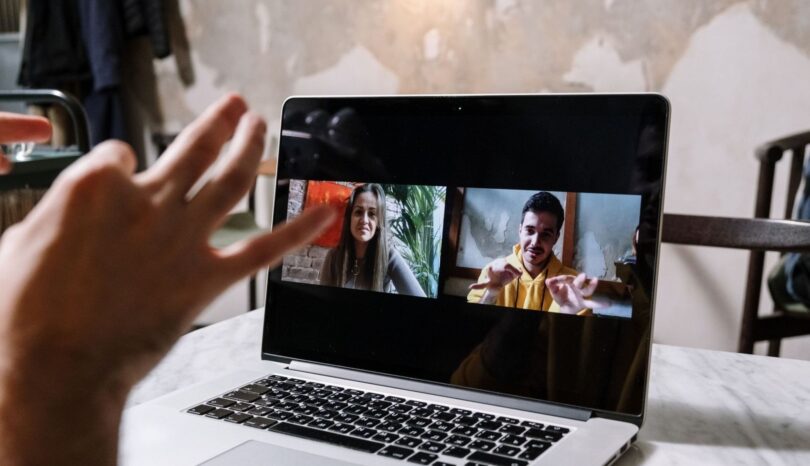 Att leda på distans utan att förlora sammanhållningen: Från mikrostyrning till psykologisk trygghet